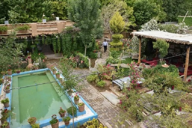 باغ رستوران منوچهری شیراز | باغ رستوران با موزیک زنده شیراز