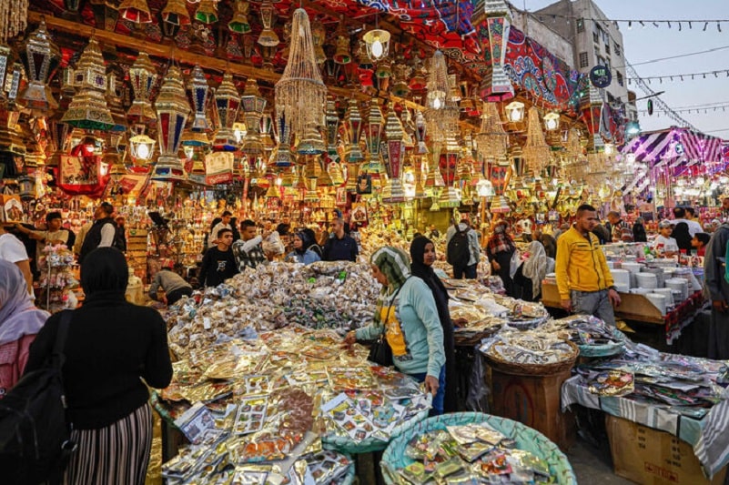بازار داغ فانوس‌های رمضانی در مصر | آداب و رسوم رمضان در کشورهای مختلف دنیا