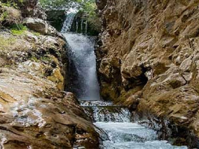 آبشار زنجیر آویز سیرجان | جاهای دیدنی و جاذبه های گردشگری سیرجان