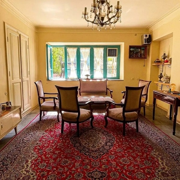فرش اطاق نشیمن خانه قدیمی